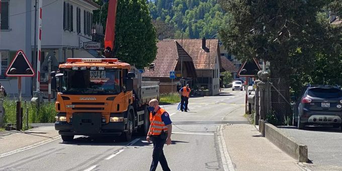 In Sumiswald BE hat ein Lastwagen eine Starkstromleitung heruntergerissen. sumiswald be