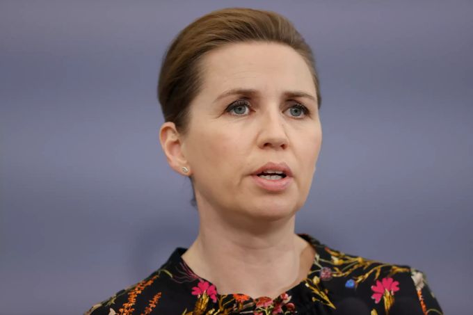 24.02.2021, Dänemark, Kopenhagen: Mette Frederiksen, Premierministerin von Dänemark, spricht während einer Pressekonferenz zur landesweiten Lage der Corona-Pandemie in ihrem Büro. Bei gesunkenen Infektionszahlen und gleichzeitiger Sorge vor der britischen Virus-Variante werden zum 1. März vorsichtig einige der Corona-Beschränkungen gelockert. Foto: Jens Dresling/Ritzau Scanpix/AP/dpa +++ dpa-Bildfunk +++ Coronavirus - Dänemark