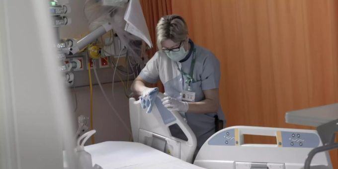 Gesundheitspersonal reinigt und desinfiziert eine Intensivstation des Regionalkrankenhauses Lugano. coronavirus spital gesundheit