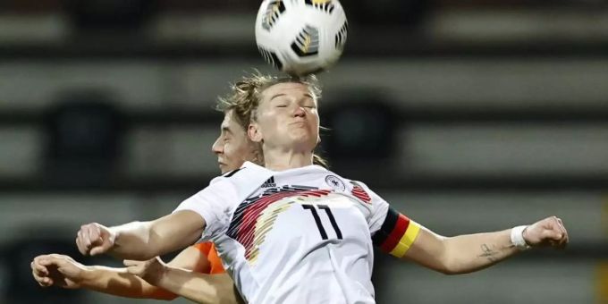 Die Niederländerin Aniek Nouwen (hinten) verliert das Kopfball-Duell gegen Alexandra Popp. Foto: Maurice Van Steen/ANP/dpa Die Niederländerin Aniek Nouwen (hinten) verliert das Kopfball-Duell gegen Alexandra Popp. Foto: Maurice Van Steen/ANP/dpa
