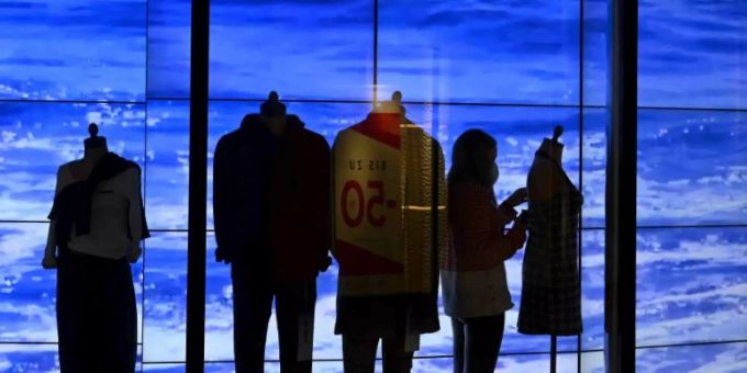 Schaufenster eines geschlossenen Geschäftes in München Schaufenster eines geschlossenen Geschäftes in München