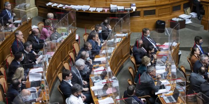 Nationalräte stimmen während den Schlussabstimmungen ab, am letzten Tag der Frühlingssession der Eidgenössischen Räte, am Freitag, 19. März 2021, im Nationalrat in Bern. Nationalrat