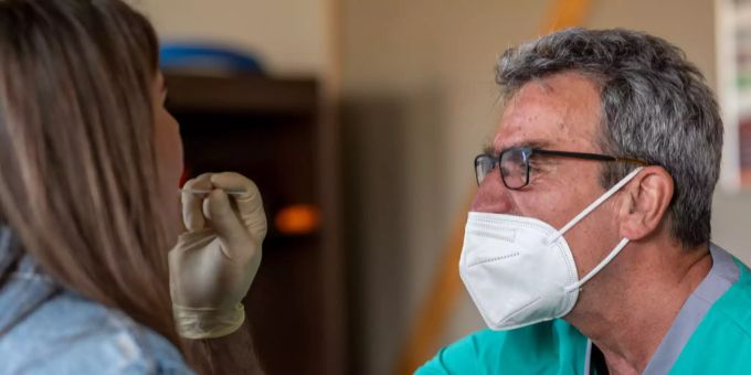 Für eine Frau in Deutschland endete ein Test auf das Coronavirus mit einer 90-minütigen Operation. (Symbolbild) Coronavirus