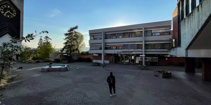 Vorplatz der Gemeindeverwaltung im Zentrum von Oberengstringen. - Kanton Zürich Vorplatz der Gemeindeverwaltung im Zentrum von Oberengstringen. - Kanton Zürich
