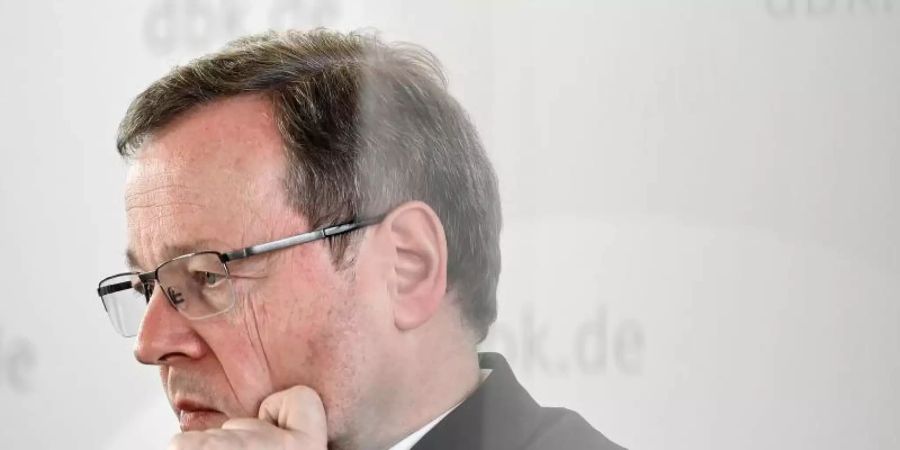 Aktuell blockiere die katholische Kirche vielen den «Zugang zum Glauben», kritisiert Kardinal Georg Bätzing in seiner Oster-Predigt. Foto: Sascha Steinbach/EPA Pool/dpa