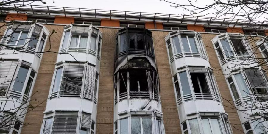 Schwarzer Russ ist nach einem Zimmerbrand an der Hausfassade zu sehen. Ein Zimmer des Helios Klinikum Emil von Behring in Berlin-Zehlendorf ist über Nacht komplett ausgebrannt. Foto: Fabian Sommer/dpa