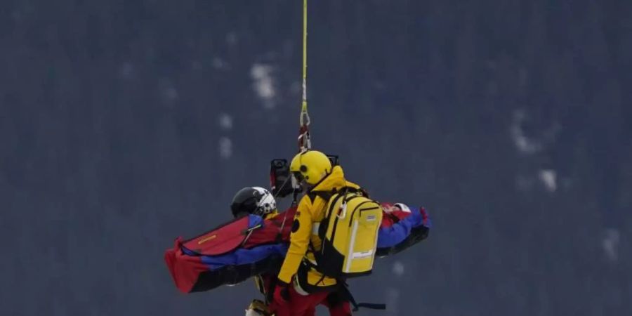 Jacob Schramm wird nach seinem Sturz abtransportiert. Foto: Giovanni Auletta/AP/dpa
