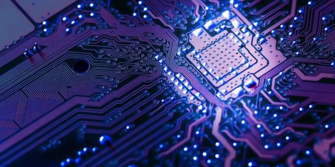 Ein violett ausgeleuchteter Computer-Chip. (Symbolbild) Armv9 architektur