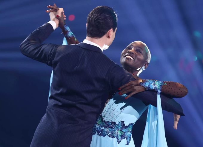 Auma Obama, Autorin, und Andrzej Cibis, Profitänzer bei «Let’s Dance». RTL Tanzshow
