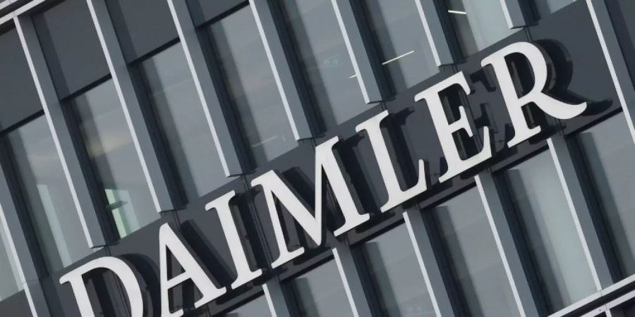 Logo von Daimler am Hauptsitz in Stuttgart