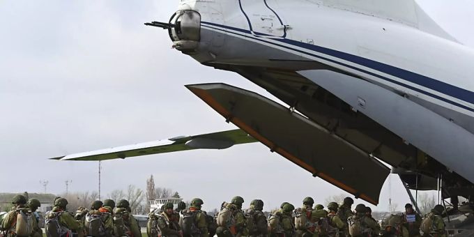 Russische Fallschirmjäger steigen in ein Flugzeug. Fallschirmjäger