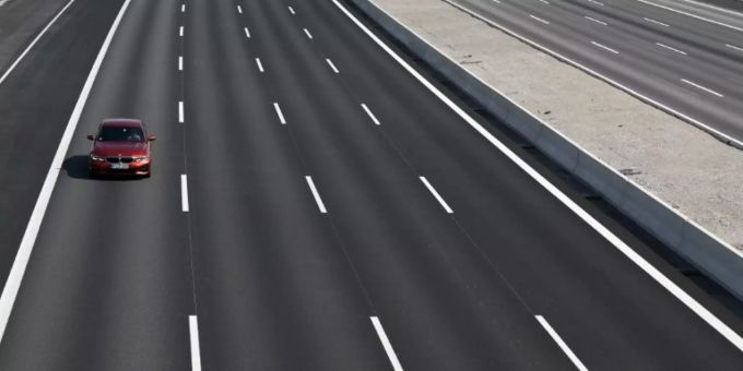 Weitgehend leere Autobahn Weitgehend leere Autobahn