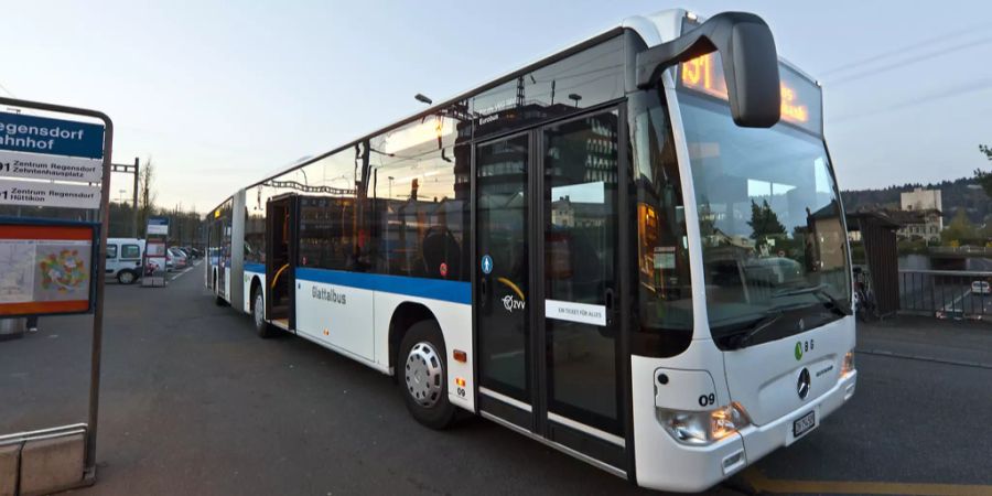 Verkehrsbetriebe Glattal an der Bus Haltestelle Bahnhof Regensdorf.
