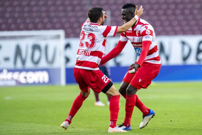 Birama Ndoye (r.) feiert sein Tor zum zwischenzeitlichen 3:1 mit Teamkollege Matteo Tosetti (l.). Birama Ndoye FC Sion