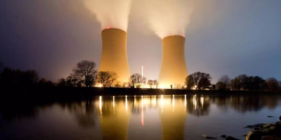 Wasserdampf steigt aus den Kühltürmen vom Kernkraftwerk Grohnde in Niedersachsen auf. Foto: Julian Stratenschulte/dpa