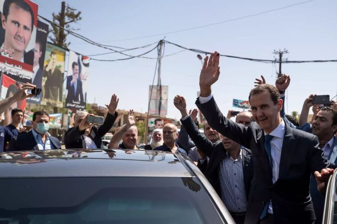 Baschar al-Assad (r), Präsident von Syrien, kommt an einem Wahllokal während der Präsidentschaftswahlen an. Die Wahl wird nur in von der Regierung kontrollierten Regionen des Bürgerkriegslandes abgehalten. Präsidentschaftswahl in Syrien