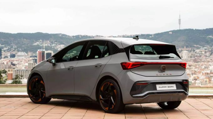Am Heck ist die Verwandschaft des Cupra Born zu den MEB-Geschwistern noch am deutlichsten zu sehen 2021 Cupra Born
