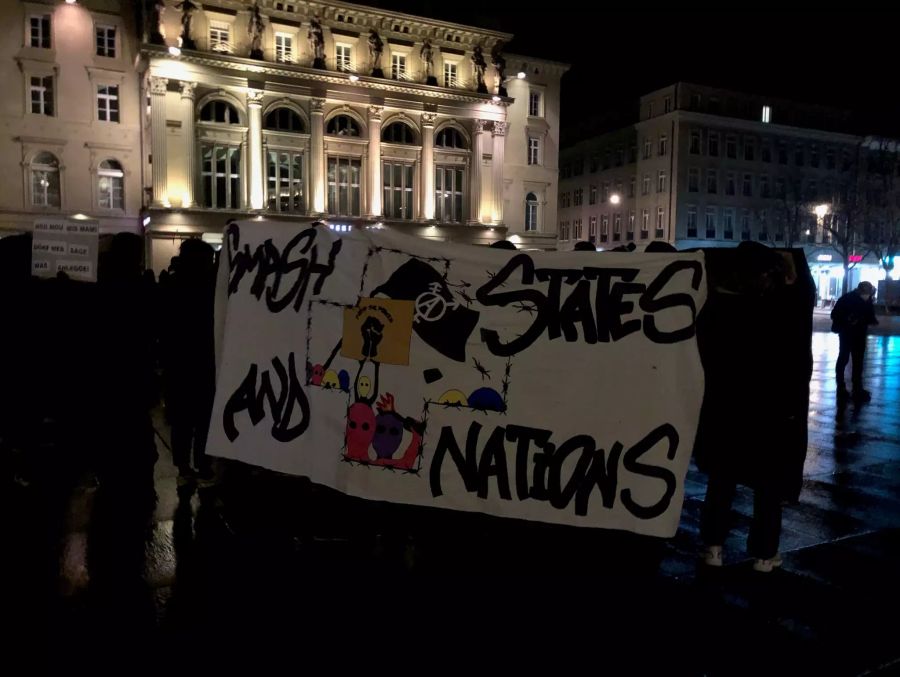 Die Demonstranten verhalten sich friedlich.