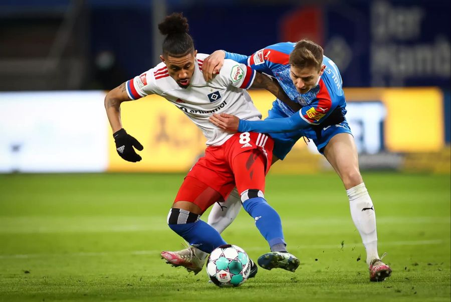 Jeremy Dudziak (l.) vom HSV im Duell mit Kiels Niklas Hauptmann (r.).