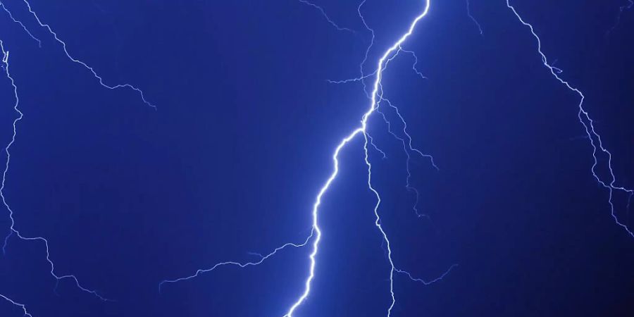 BliAuch entfernte Blitze können über Leitungen Geräte schädigen und Feuer auslösen.
