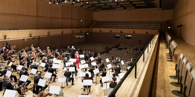 Das Tonhalle-Orchester unter der Leitung von Lionel Bringuier spielt das erste Konzert seit der Lockerung der Corona-Massnahmen, die 50 Zuschauer erlauben, in der Tonhalle-Maag. Coronavirus - Schweiz