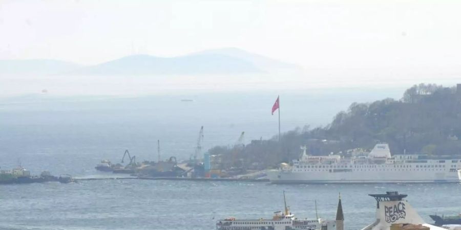 Blick über die Dächer von Istanbul auf den Bosporus(Archivfoto). Foto: Soeren Stache/dpa-Zentralbild/dpa