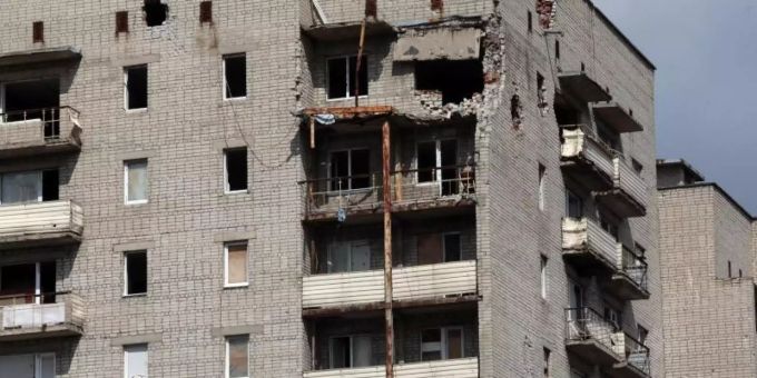 Ein Wohngebäude zeigt deutliche Schäden in der Stadt Awdijiwka im pro-russischen Separatistengebiet der Region Donezk in der Ostukraine. (Archivbild) Donezk Ukraine Krieg