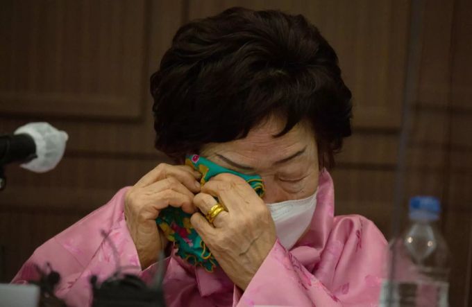 Lee Yong-soo, ein Opfer der sexuellen Versklavung durch das japanische Militär während des Zweiten Weltkriegs, reagiert während einer Pressekonferenz, auf der die Regierung aufgefordert wird, das Problem der Trostfrauen vor den Internationalen Gerichtshof (IGH) zu bringen am 16. Februar 2021. Lee Yong-soo