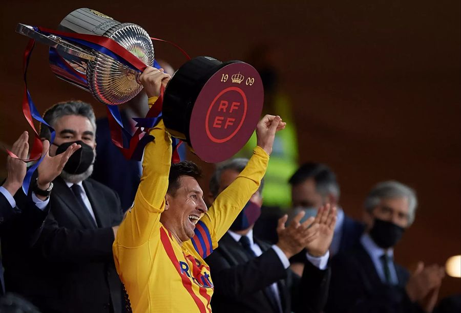 Lionel Messi vom FC Barcelona hält die Trophäe nach dem Endspiel um den spanischen Pokal.