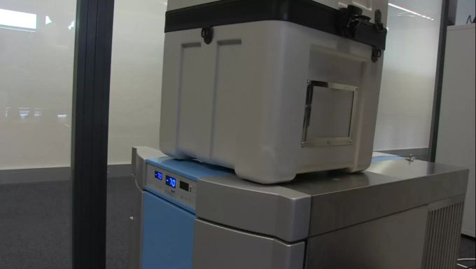 Im Behälter unten werden die PCR-Tests bis zur nächsten Kurierfahrt bei -70 Grad aufbewahrt. In der oberen Box nimmt sie der Kurier dann mit. testzentrum flughafen zürich behälter
