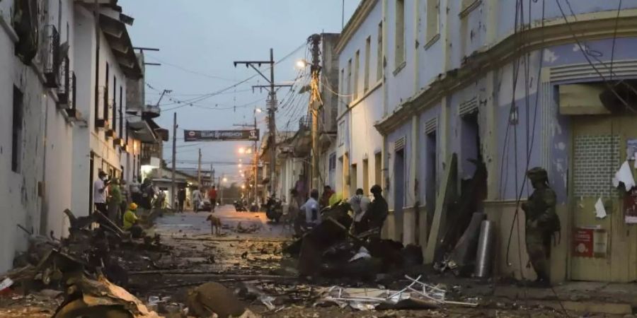 Ein Soldat steht neben den Trümmern einer Autobombe, die vor dem Rathaus von Corinto explodiert ist. Foto: Juan Bautista Diaz/AP/dpa