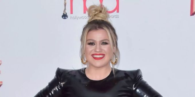 Kelly Clarkson lächelt in die Kamera. Kelly Clarkson
