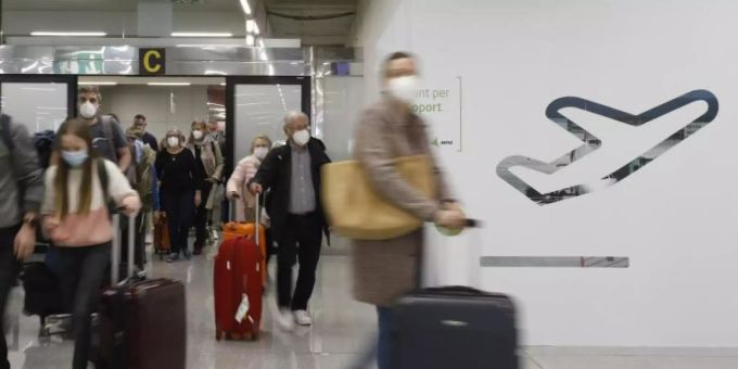 Passagiere kommen auf dem Flughafen Palma de Mallorca an. Foto: Clara Margais/dpa Passagiere kommen auf dem Flughafen Palma de Mallorca an. Foto: Clara Margais/dpa