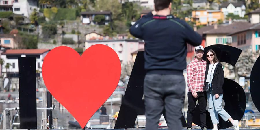 Die Konjunkturforschungsstelle der ETH Zürich (KOF) rechnet damit, dass die Tourismusbranche bereits diesen Sommer mit einer Belebung des Geschäfts rechnen kann. Im Bild: Touristen in Ascona.(Archivbild)