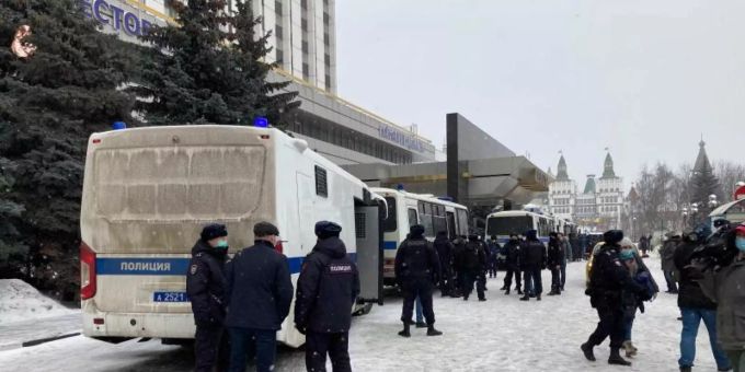 Sicherheitskräfte lösten in Moskau eine Versammlung auf und nahmen zahlreiche Menschen fest. Bei dem Forum sollten mehrere prominente Oppositionelle auftreten. moskau polizei