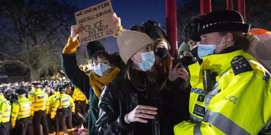 Eine Frau spricht mit einer Polizeibeamtin während einer Mahnwache für die getötete Sarah E. im Stadtteil Clapham Common, nachdem die «Reclaim These Streets»-Mahnwache offiziell abgesagt wurde. Foto: Victoria Jones/PA Wire/dpa