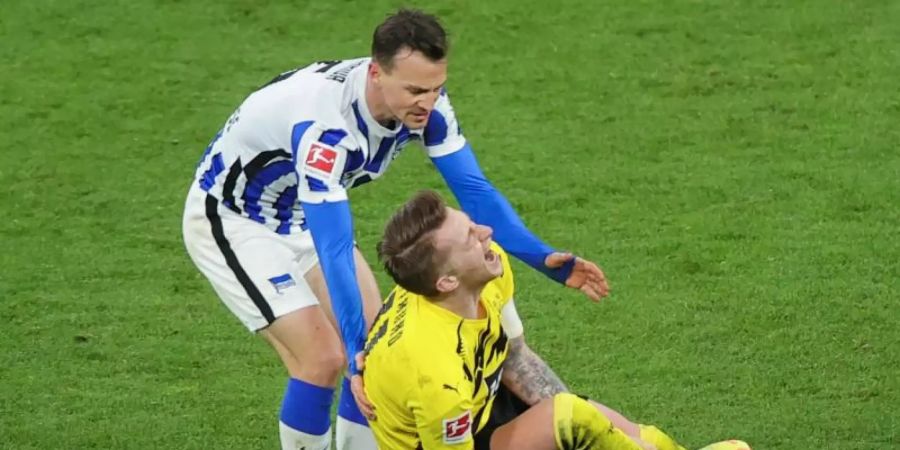 Herthas Vladimir Darida sah für das Foul gegen Marco Reus die Rote Karte. Foto: Friedemann Vogel/EPA-Pool/dpa