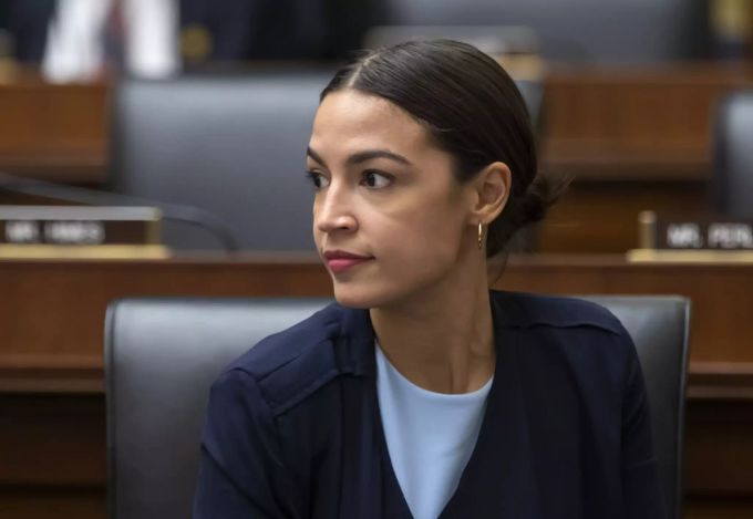 Alexandria Ocasio-Cortez ist eine der zahlreichenden Unterzeichnerinnen des Briefes an Joe Biden. alexandria ocasio-cortez