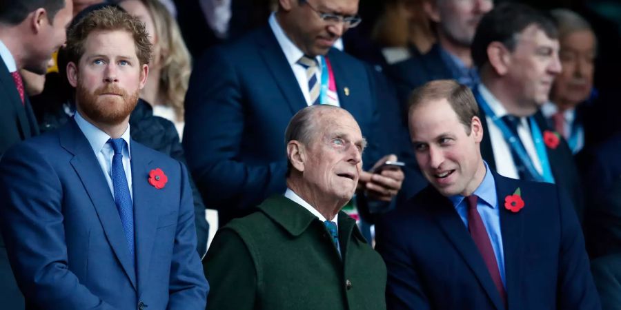 Prinz Harry (l) und sein Bruder Prinz William (r) stehen mit ihrem verstorbenen Grossvater Prinz Philip vor Beginn des Rugby World Cup Finales zwischen Neuseeland und Australien im Twickenha