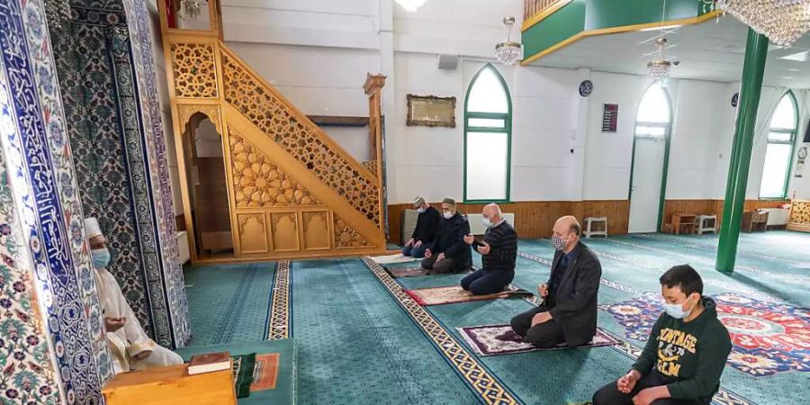 Muslime beten in der türkischen Mevlana-Moschee in Hilversum in den Niederlanden während eines Gottesdienstes. Muslime auf der ganzen Welt bereiten sich auf den heiligen Monat Ramadan vor, den neunten und heiligsten Monat des islamischen Kalenders, in dem die Gläubigen von Sonnenaufgang bis Sonnenuntergang auf Essen, Trinken und Rauchen verzichten. Foto: Jeroen Jumelet/anp/dpa