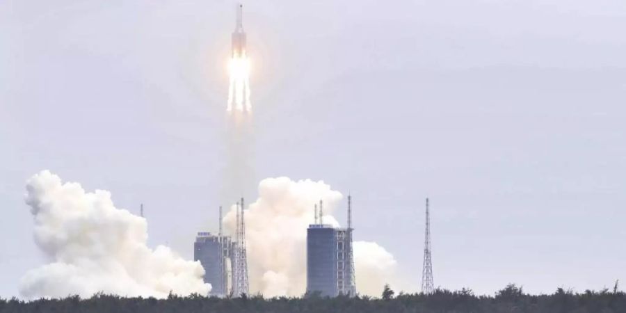 Schaulustige verfolgen den Start des Kernmoduls «Tianhe» und der Langer-Marsch-5B-Y2-Rakete von der Wenchang Spacecraft Launch Site in Hainan. Foto: Jin Liwang/Xinhua/AP/dpa