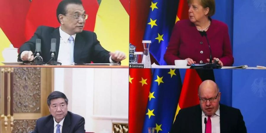 Verbunden per Videoschalte: Bundeskanzlerin Angela Merkel und Bundeswirtschaftsminister Peter Altmaier sprechen mit dem chinesischen Ministerpräsidenten Li Keqiang (oben links) und dem Vorsitzenden der Nationalen Entwicklungs- und Reformkommission Chinas (NDRC), He Lifeng. Foto: Michele Tantussi/Reuters/Pool/dpa
