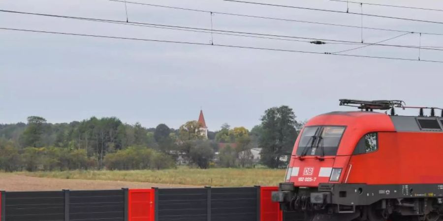 An der Bahnstrecke Berlin - Frankfurt (Oder) wird eine niedrige Lärmschutzwand getestet. Foto: Patrick Pleul/dpa-Zentralbild/dpa