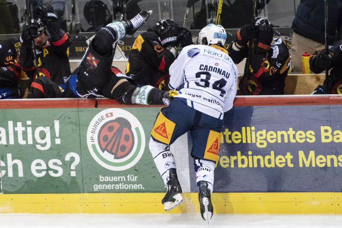 Jan Neuenschwander (SCB) geht im Duell mit Claudio Cadonau (EV Zug) über die Bande. SCB EV Zug