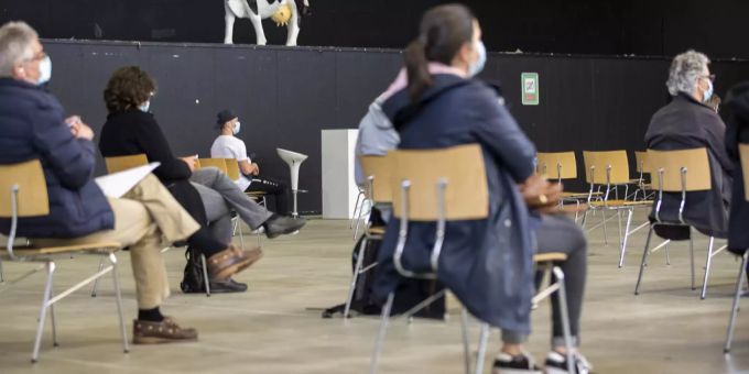 Geimpfte sitzen im Ruhebereich des Berner Impfzentrums Bernexpo, wo 200 Lehrer am Sonntag nicht zu ihrem Termin erschienen sind. Coronavirus
