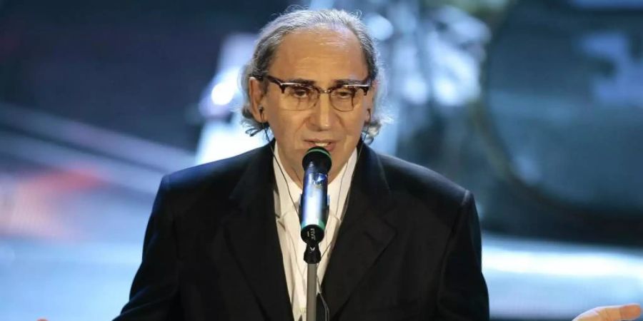 Franco Battiato beim «Festival di Sanremo» 2007. Der süditalienische Musiker, Liedermacher und Filmregisseur ist gestorben. Foto: Luca Bruno/AP/dpa