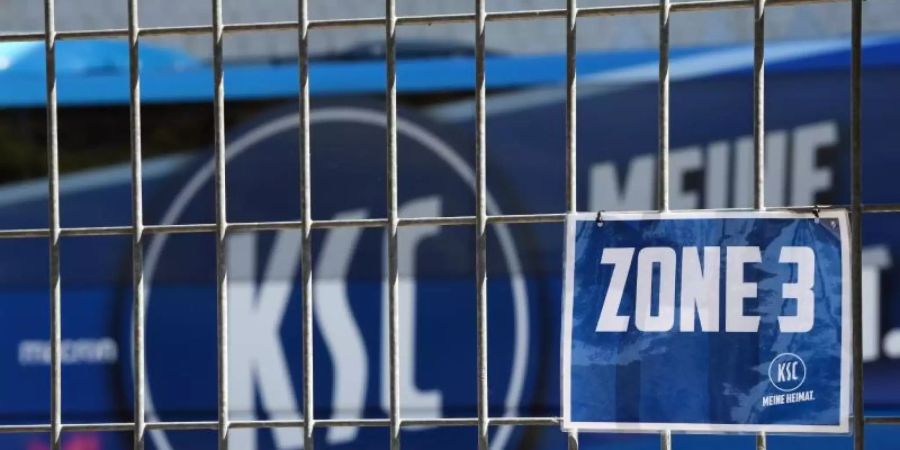 Beim Karlsruher SC ist erneut ein Spieler positiv auf das Coronavirus getestet worden. Foto: Matthias Hangst/Getty Images Europe/Pool/dpa