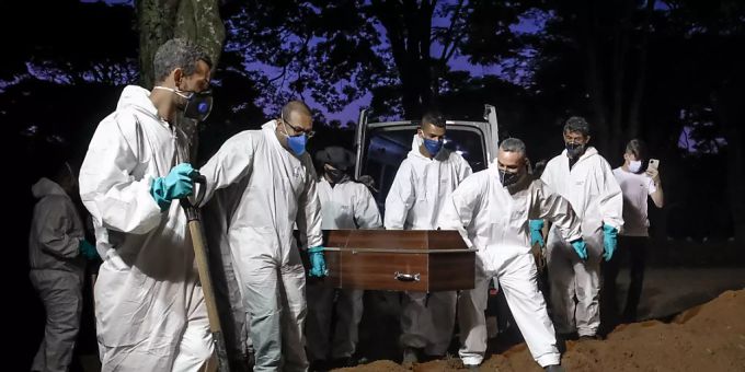 dpatopbilder - Mitarbeiter des Friedhofs Vila Formosa, dem grössten in Lateinamerika, tragen einen Sarg, um eine an Covid-19 verstorbene Person zu beerdigen. Foto: Lincon Zarbietti/dpa dpatopbilder - Mitarbeiter des Friedhofs Vila Formosa, dem grössten in Lateinamerika, tragen einen Sarg, um eine an Covid-19 verstorbene Person zu beerdigen. Foto: Lincon Zarbietti/dpa