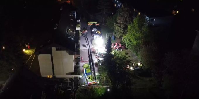 Zwei Feuerwehrmänner erlitten bei den Löscharbeiten eine Rauchgasvergiftung.