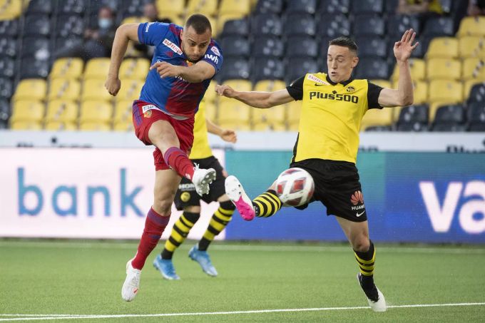 Cabral vom FC Basel schiesst aufs Tor, YB-Verteidiger Silvan Hefti kommt zu spät. FC Basel